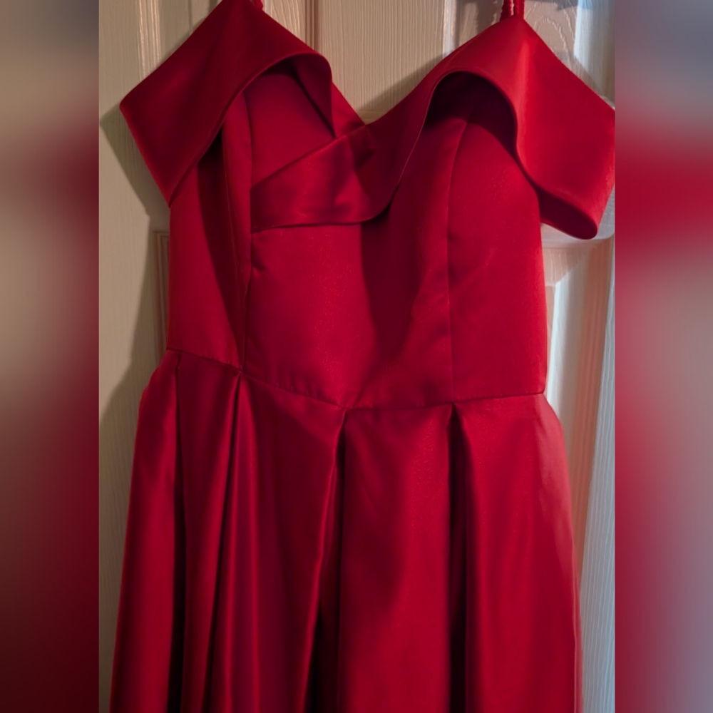 Elegant Red Gown - Picture 7 of 8